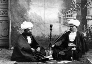 موسیو نوز بلژیکی با عبا و عمامه و قلیان؛ تهران ١٢٨٤